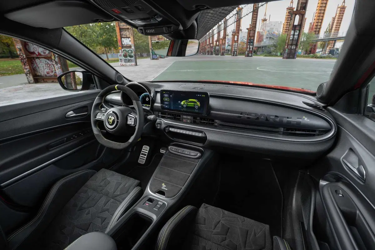 Fiat e Abarth svelano le 600 edizione Milano Cortina 2026: due icone italiane per le Olimpiadi Inver (4)