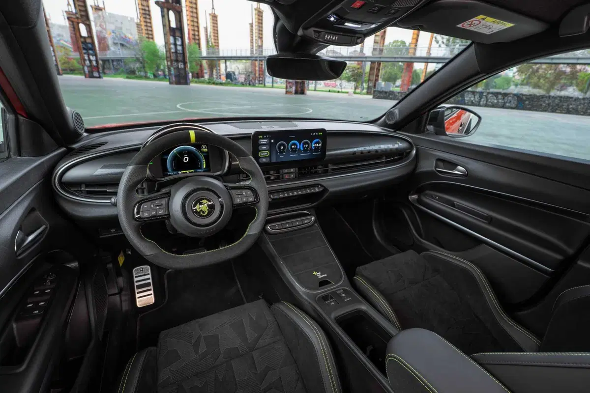 Fiat e Abarth svelano le 600 edizione Milano Cortina 2026: due icone italiane per le Olimpiadi Inver (6)
