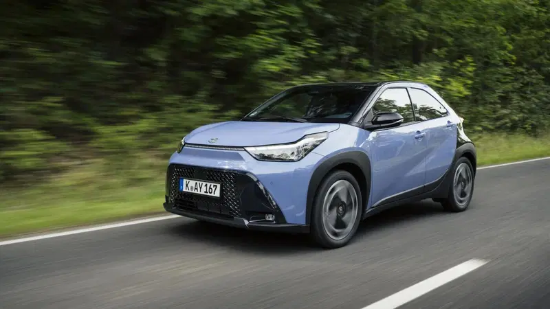 Nuova Toyota Aygo X Hybrid: al via la produzione a Kolin, primo Full Hybrid del segmento A