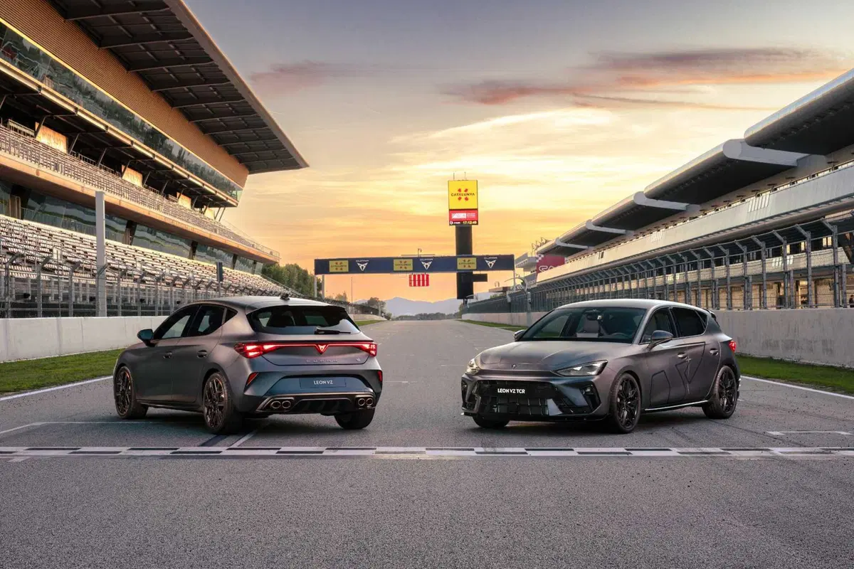 Dalla pista alla strada: CUPRA Leon VZ TCR e Leon VZ portano lo spirito racing tra le curve cittadine