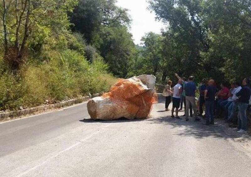 Cilento, un masso blocca da un anno la strada provinciale