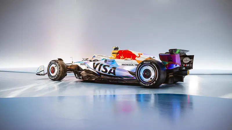 F1. Spettacolo dentro e fuori la pista: livree e caschi speciali per il Gran Premio di Las Vegas 2025