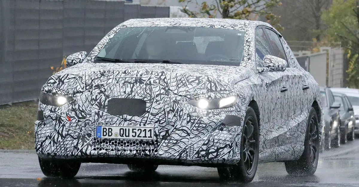 Nuova Mercedes E-Class elettrica: addio EQE, nel 2027 arriva la berlina che cambier&agrave; tutto
