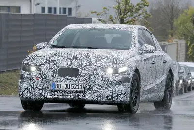 Nuova Mercedes E-Class elettrica: addio EQE, nel 2027 arriva la berlina che cambier&agrave; tutto