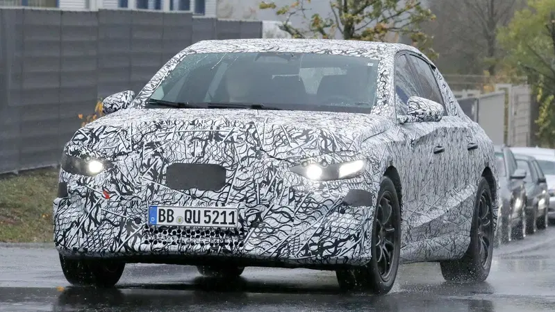 Nuova Mercedes E-Class elettrica: addio EQE, nel 2027 arriva la berlina che cambier&agrave; tutto