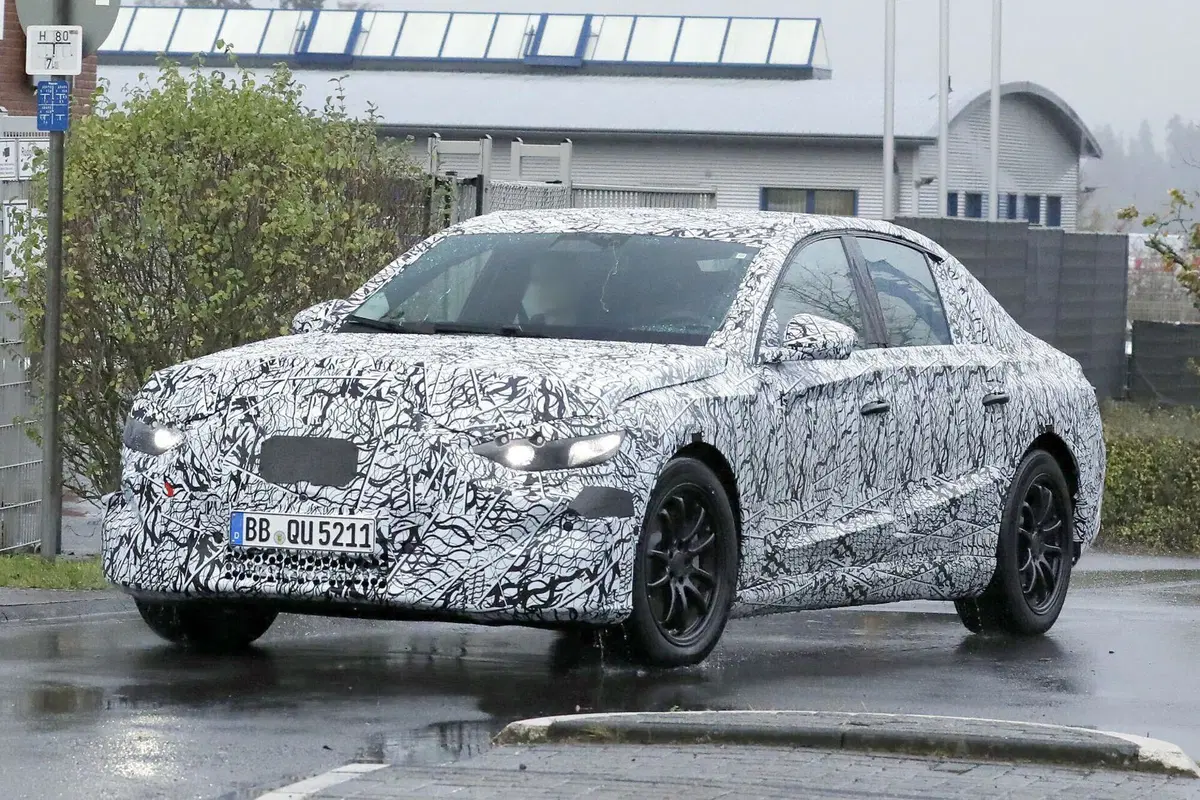 Nuova Mercedes E-Class elettrica: addio EQE, nel 2027 arriva la berlina che cambierà tutto (2)