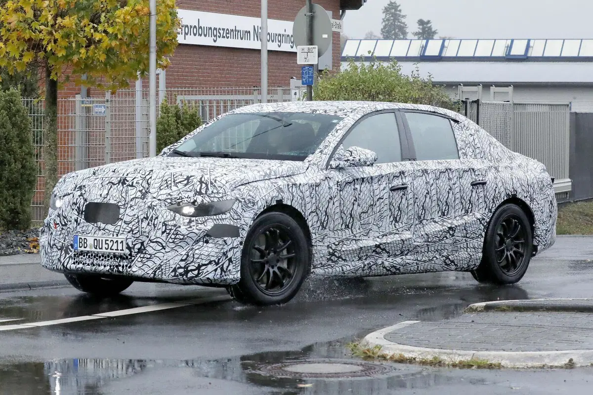 Nuova Mercedes E-Class elettrica: addio EQE, nel 2027 arriva la berlina che cambierà tutto (3)