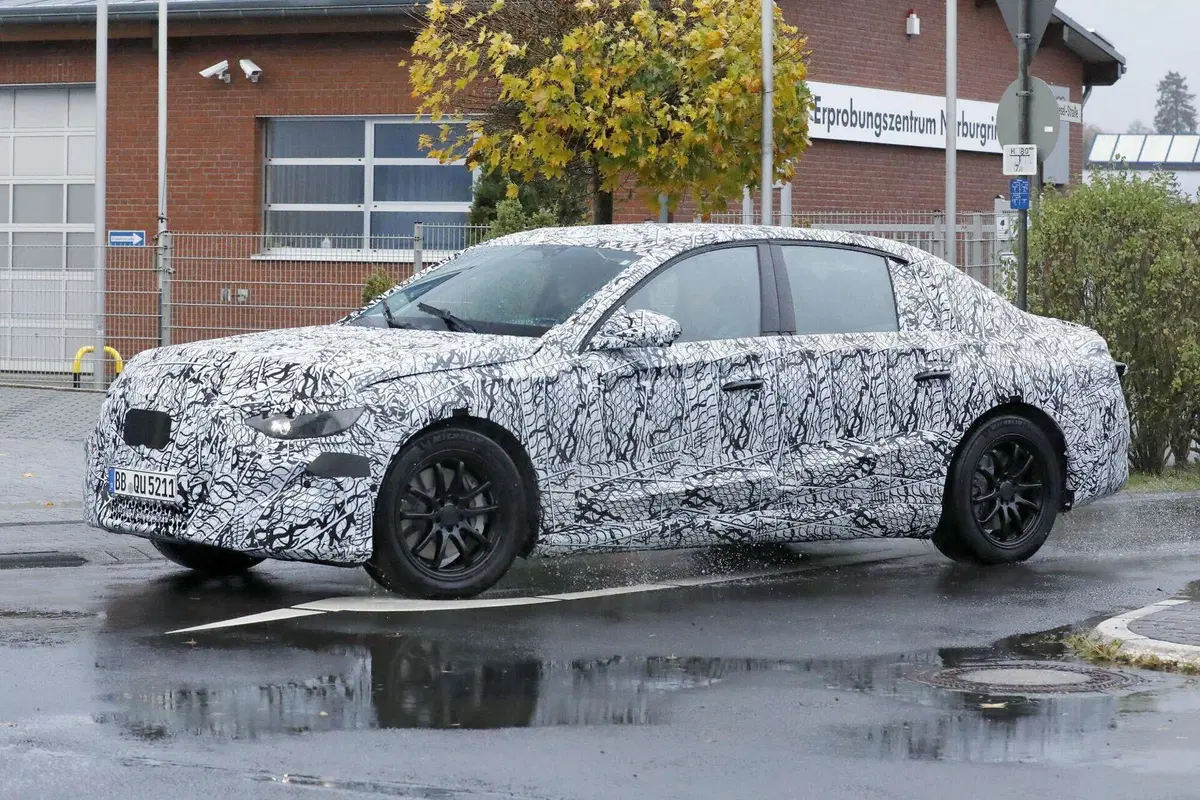 Nuova Mercedes E-Class elettrica: addio EQE, nel 2027 arriva la berlina che cambierà tutto (4)