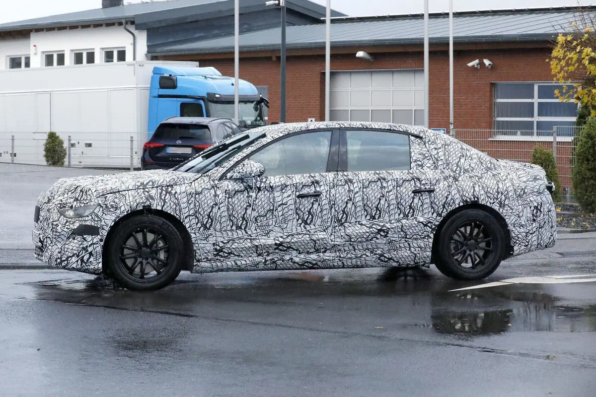 Nuova Mercedes E-Class elettrica: addio EQE, nel 2027 arriva la berlina che cambierà tutto (5)