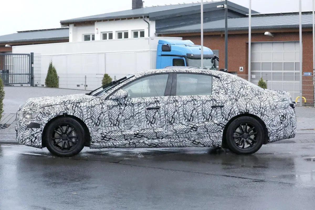 Nuova Mercedes E-Class elettrica: addio EQE, nel 2027 arriva la berlina che cambierà tutto (6)