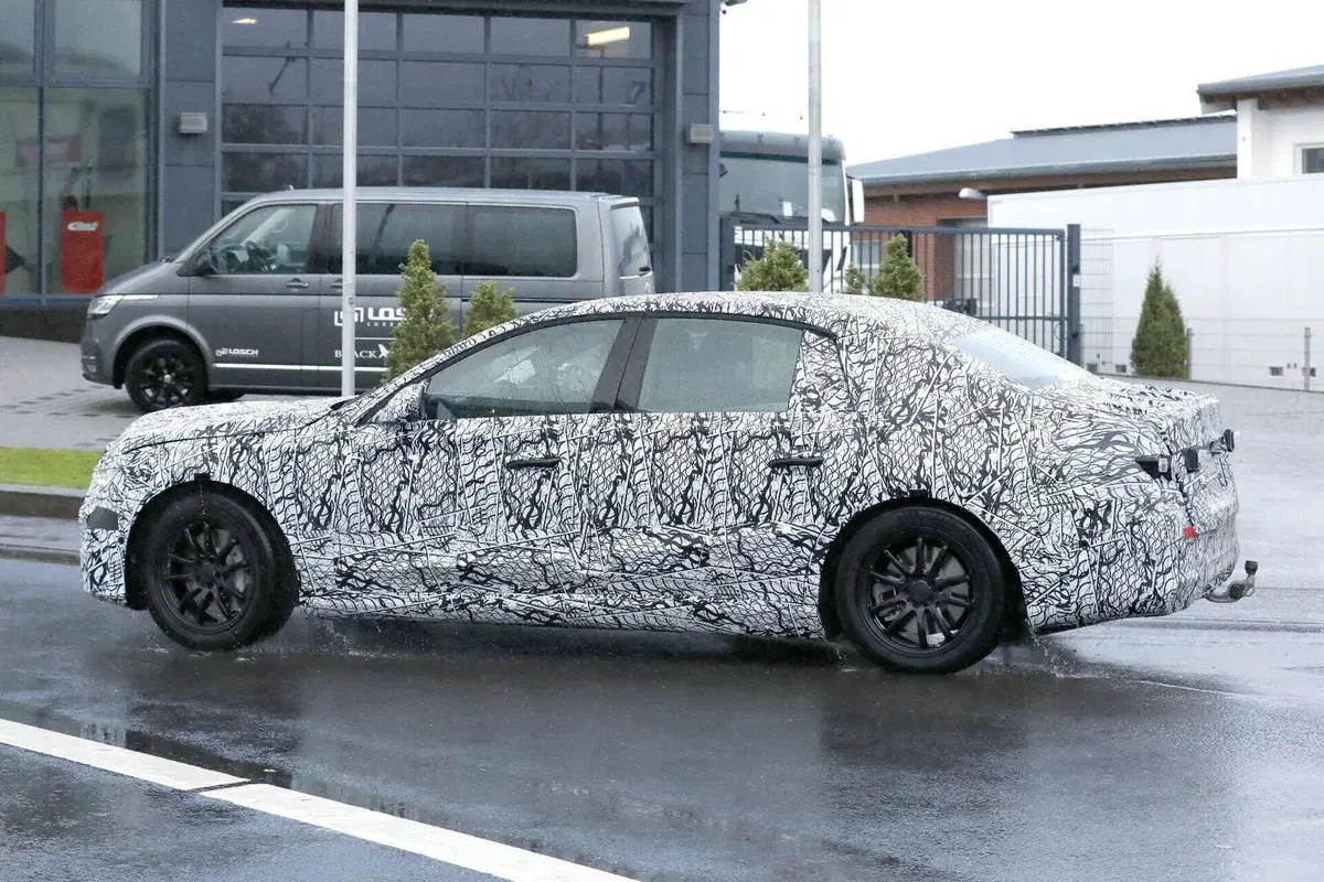 Nuova Mercedes E-Class elettrica: addio EQE, nel 2027 arriva la berlina che cambierà tutto (7)