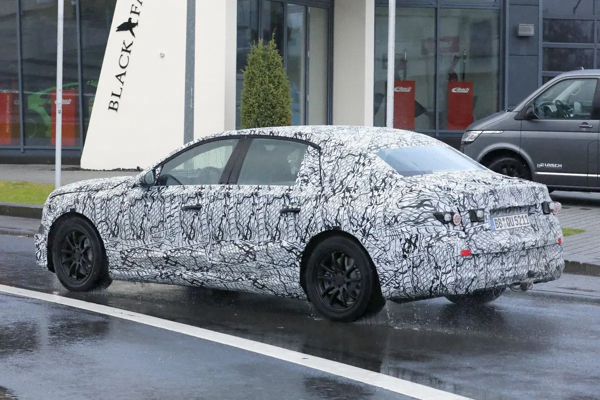 Nuova Mercedes E-Class elettrica: addio EQE, nel 2027 arriva la berlina che cambierà tutto (8)