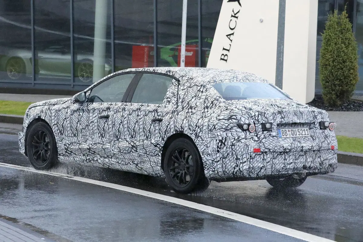 Nuova Mercedes E-Class elettrica: addio EQE, nel 2027 arriva la berlina che cambierà tutto (9)