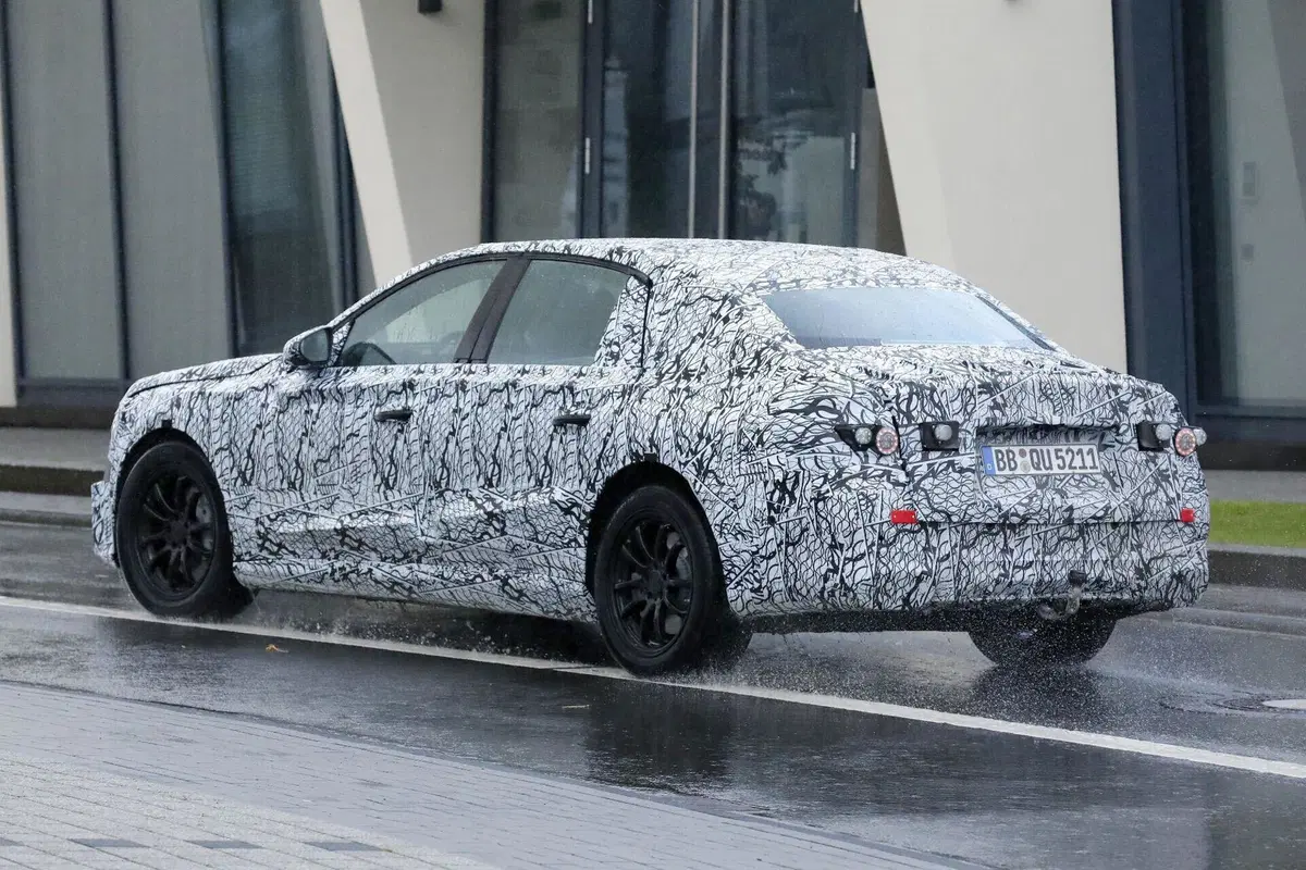 Nuova Mercedes E-Class elettrica: addio EQE, nel 2027 arriva la berlina che cambierà tutto (10)