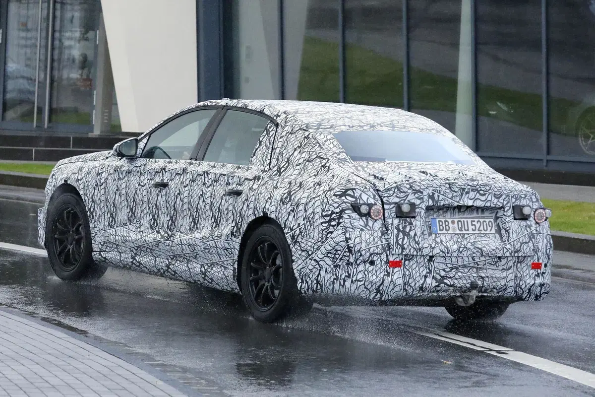 Nuova Mercedes E-Class elettrica: addio EQE, nel 2027 arriva la berlina che cambierà tutto (11)