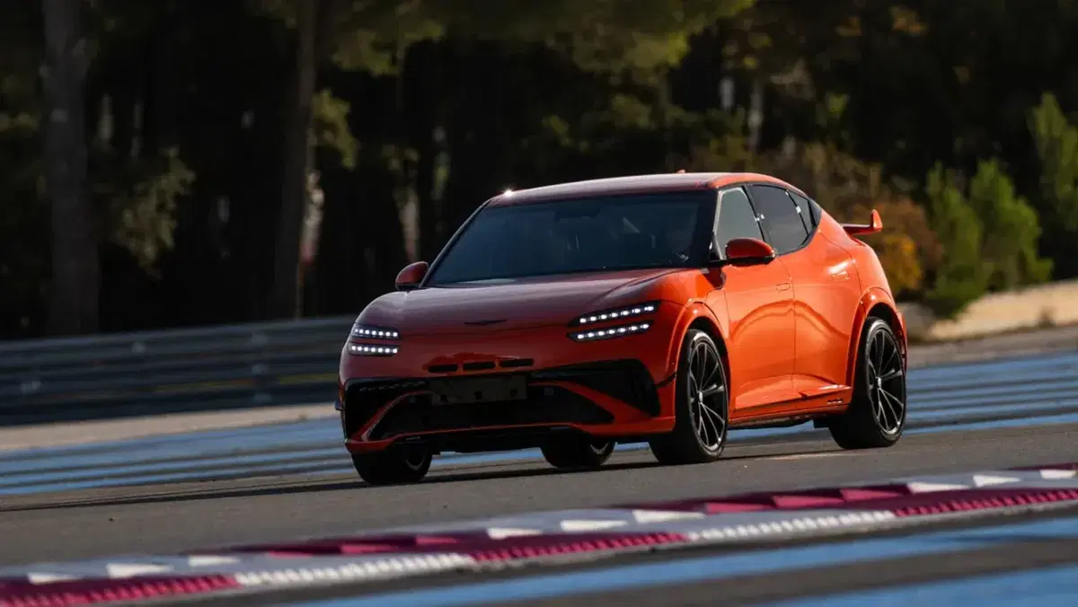 Genesis GV60 Magma: l’elettrica sportiva che vuole riscrivere il concetto di lusso (8)