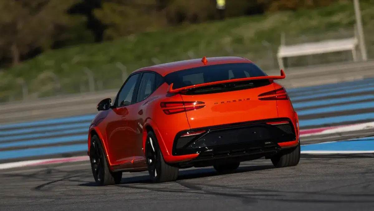 Genesis GV60 Magma: l’elettrica sportiva che vuole riscrivere il concetto di lusso (10)
