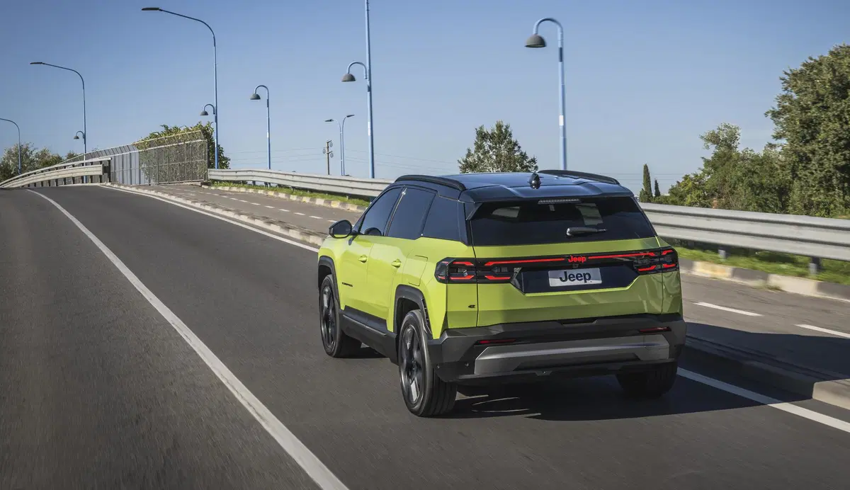 Nuova Jeep Compass 2025: prezzi, interni, motori e autonomia del SUV ibrido ed elettrico che cambia completamente