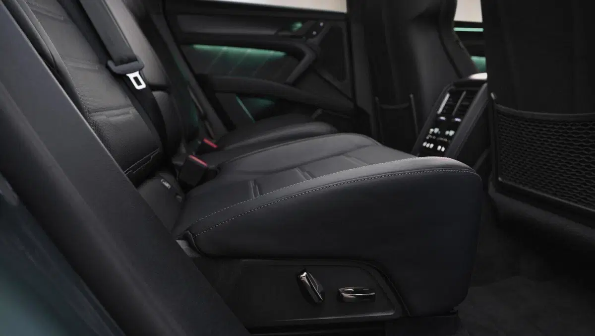 Interni della Porsche Cayenne Electric (5)