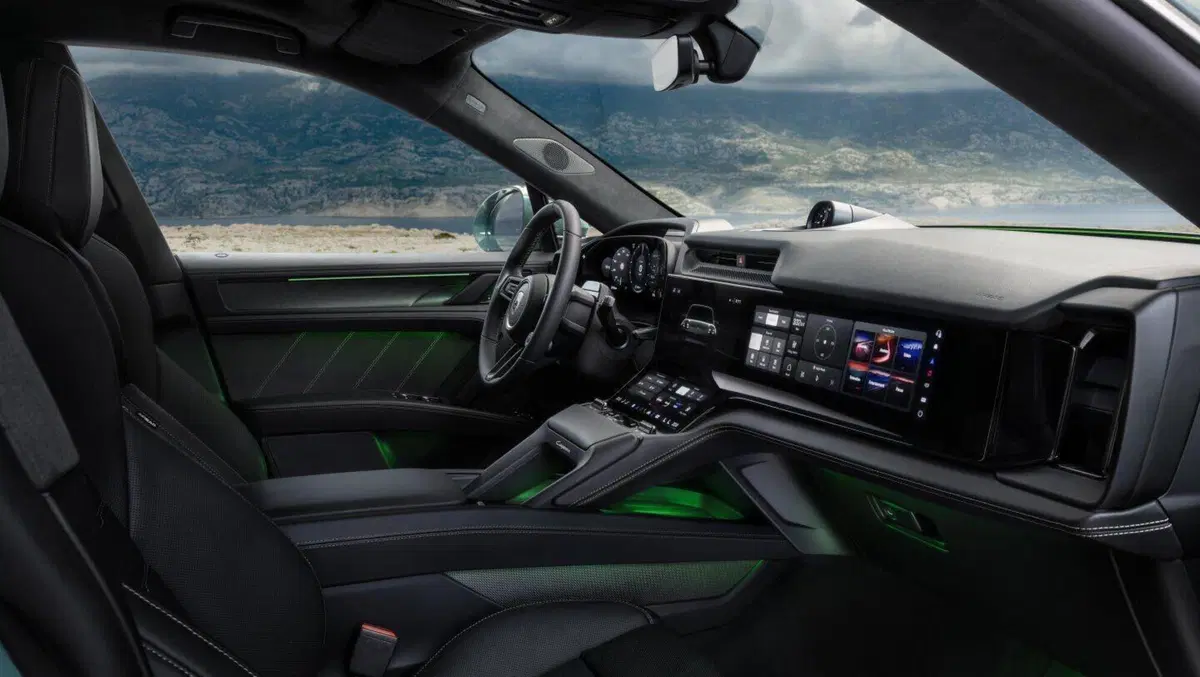 Interni della Porsche Cayenne Electric (10)