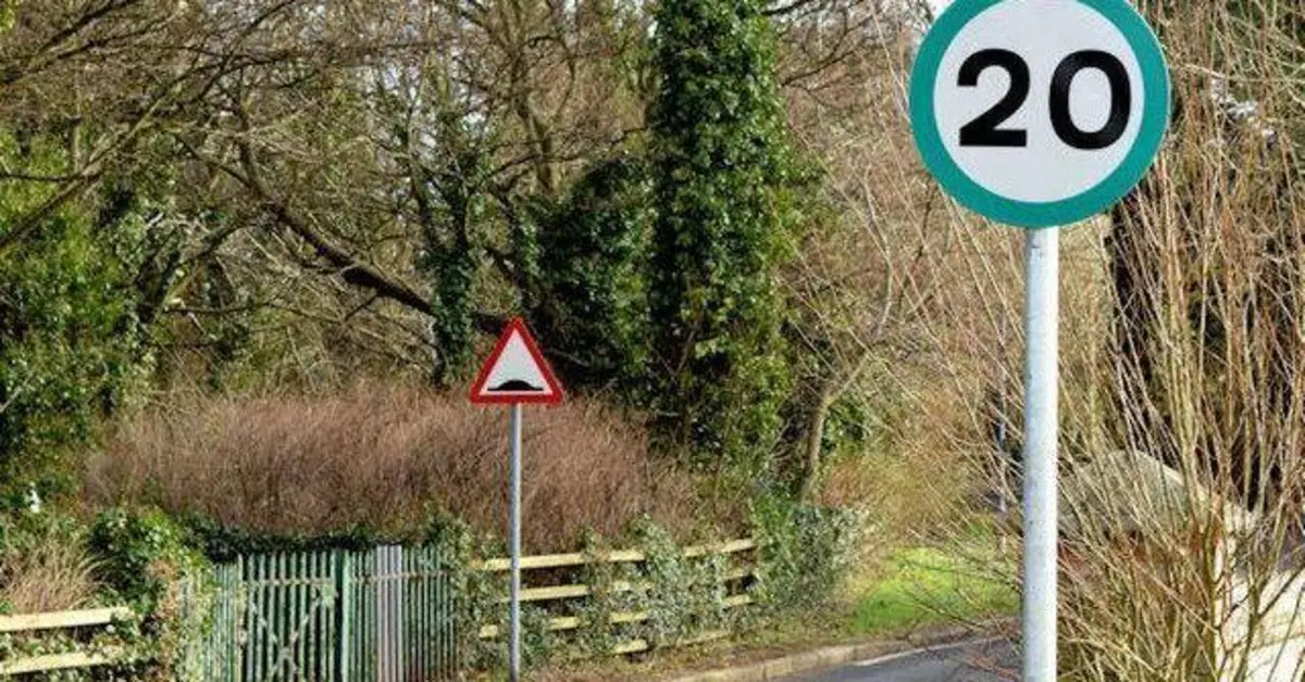 Segnali stradali verdi nel Regno Unito: arriva una novit&agrave; sulla sicurezza stradale