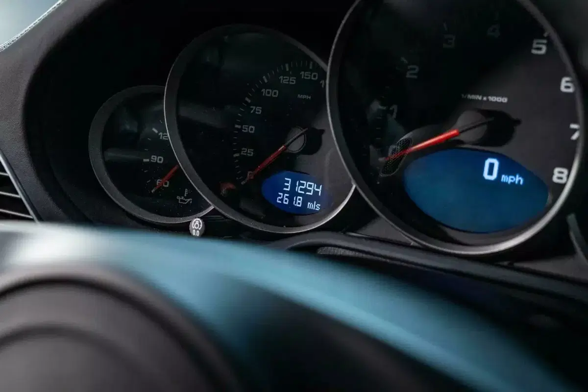 James May vende la sua Porsche 911: l’iconica 997.2 di Captain Slow è all’asta (8)