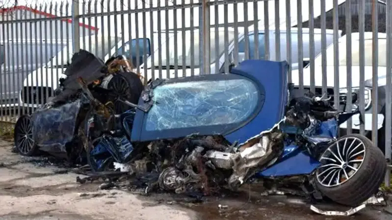 McLaren lanciata a 146 km/h in citt&agrave; e si schianta contro una casa: tutti vivi per fortuna