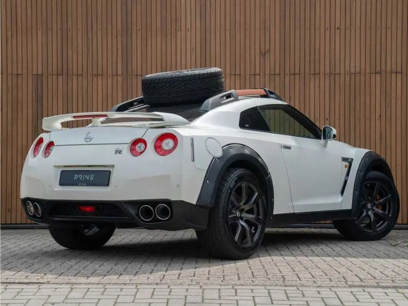 Retro Nissan GT-R safari