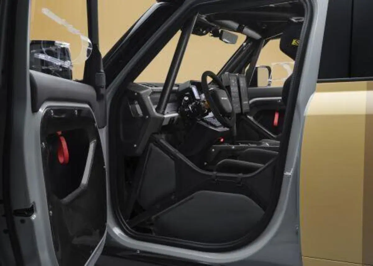 Defender Dakar D7X-R: gli interni