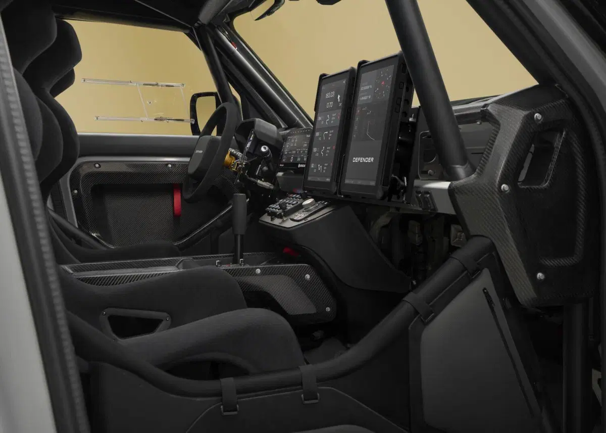 Defender Dakar D7X-R: gli interni (3)