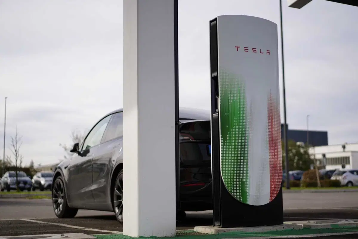 Tesla supera i 1000 Supercharger in Italia: Busto Arsizio celebra il traguardo storico
