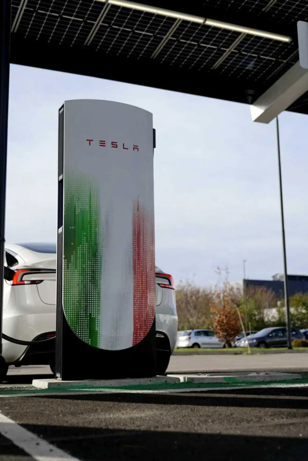 Tesla supera i 1000 Supercharger in Italia: Busto Arsizio celebra il traguardo storico (2)