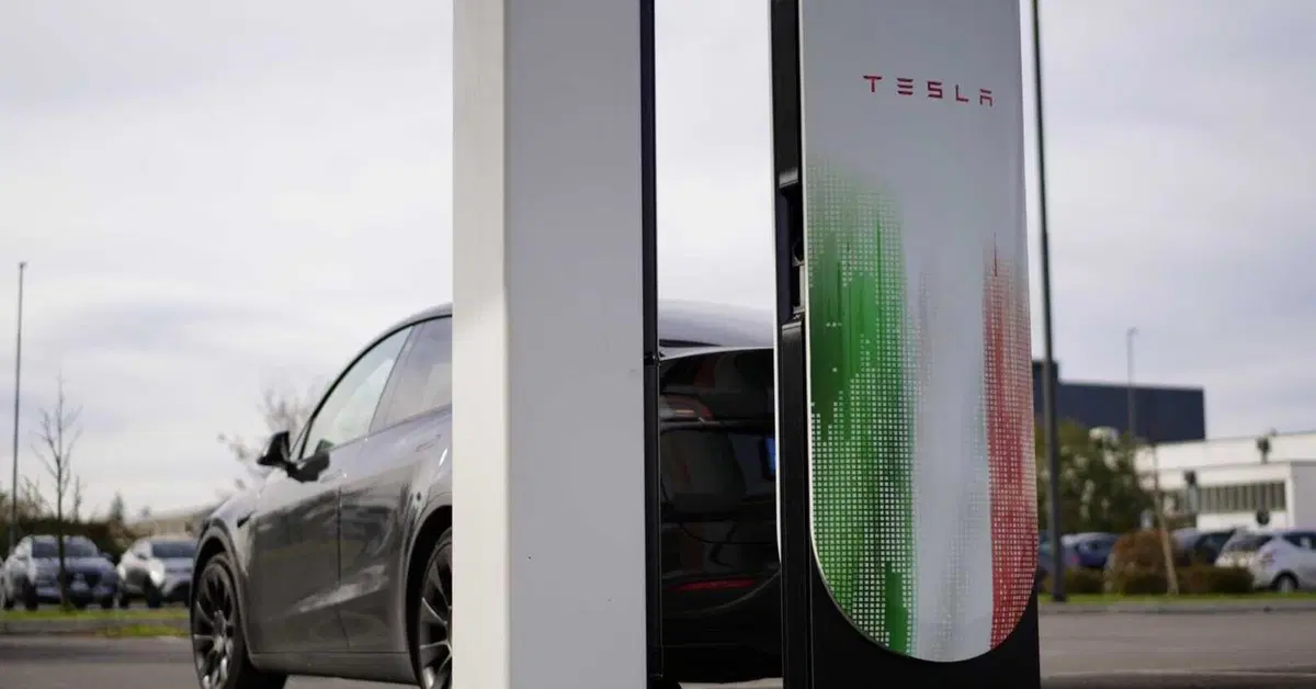 Tesla supera i 1000 Supercharger in Italia: Busto Arsizio celebra il traguardo storico