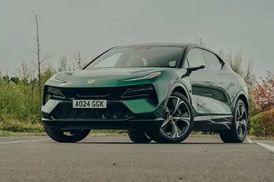 In casa Lotus i piani cambiano: arrivano tre SUV ibridi da 900 CV, per prepararsi alla rivoluzione Hyper Hybrid