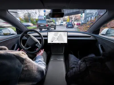 Tesla porta in Italia l&rsquo;esperienza da passeggero del Full Self-Driving (Supervised): debutto dal 1&deg; dicembre