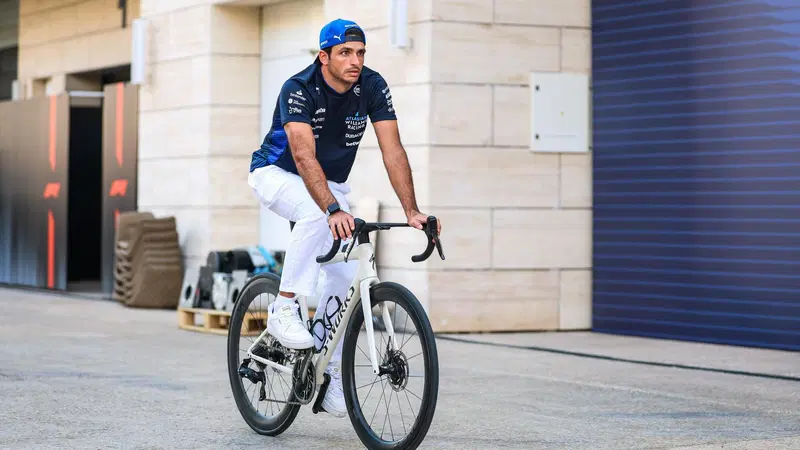 F1. GP Qatar, Carlos Sainz senza giri di parole: "Le linee guida sui contatti creano pi&ugrave; problemi che soluzioni"
