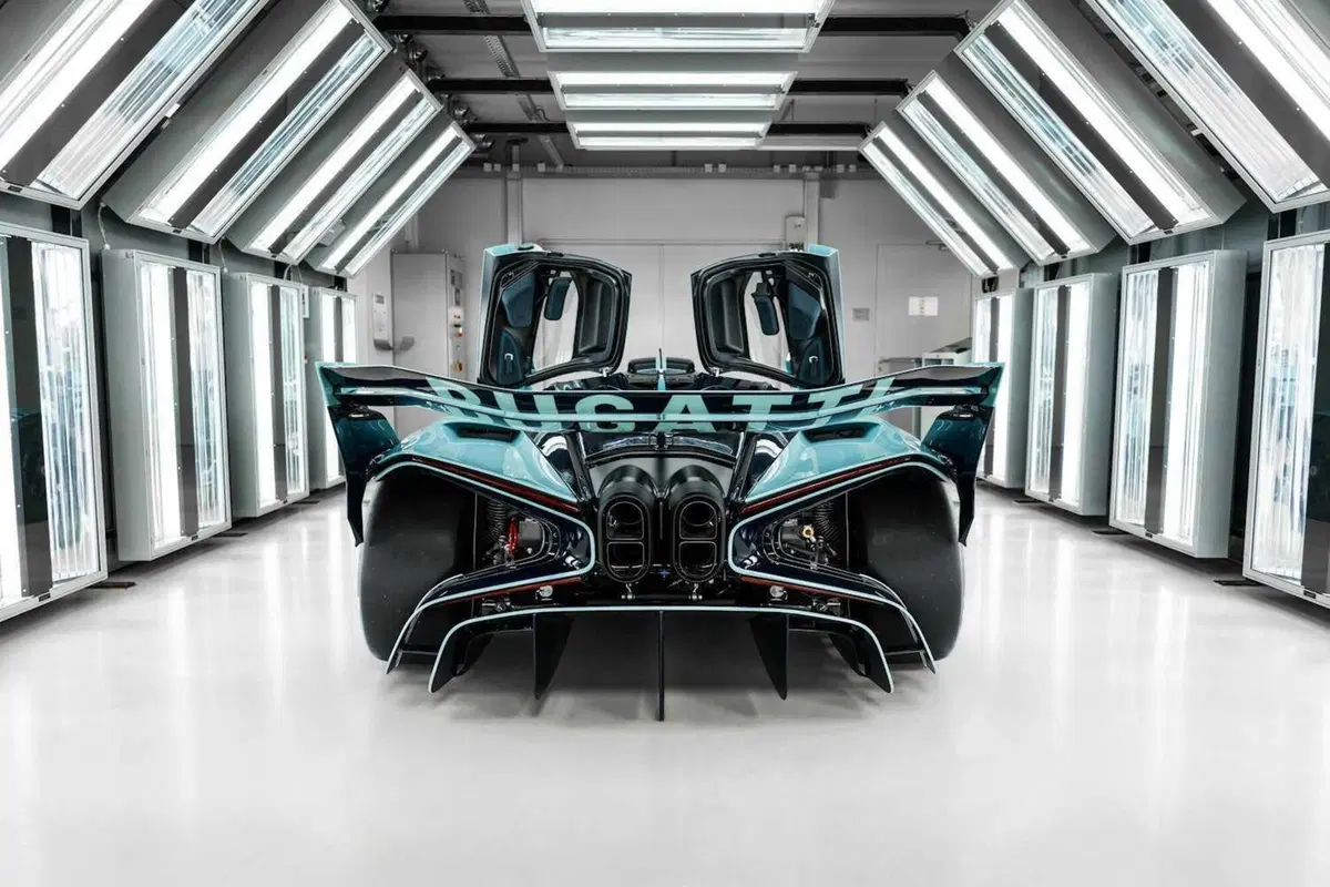 Bugatti Bolide, addio al mito: consegnato l'ultimo esemplare della hypercar da pista più estrema (2)