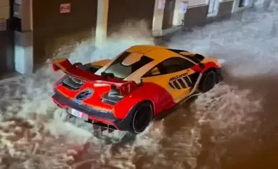 Alla guida di una McLaren Senna, attraversa le strade allagate di Malta: ecco il video che ha spopolato sui social