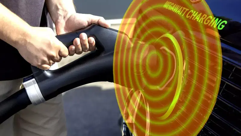 Auto elettriche radioattive? Cosa c&rsquo;&egrave; di vero e perch&eacute; se ne parla ora