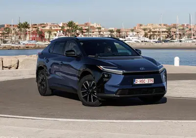 Toyota bZ4X: il SUV elettrico si evolve con più potenza, efficienza e comfort. Arriva a dicembre 2025