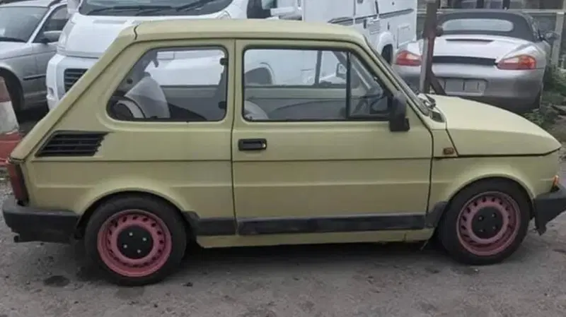 Fiat 126 color "baby sick yellow"