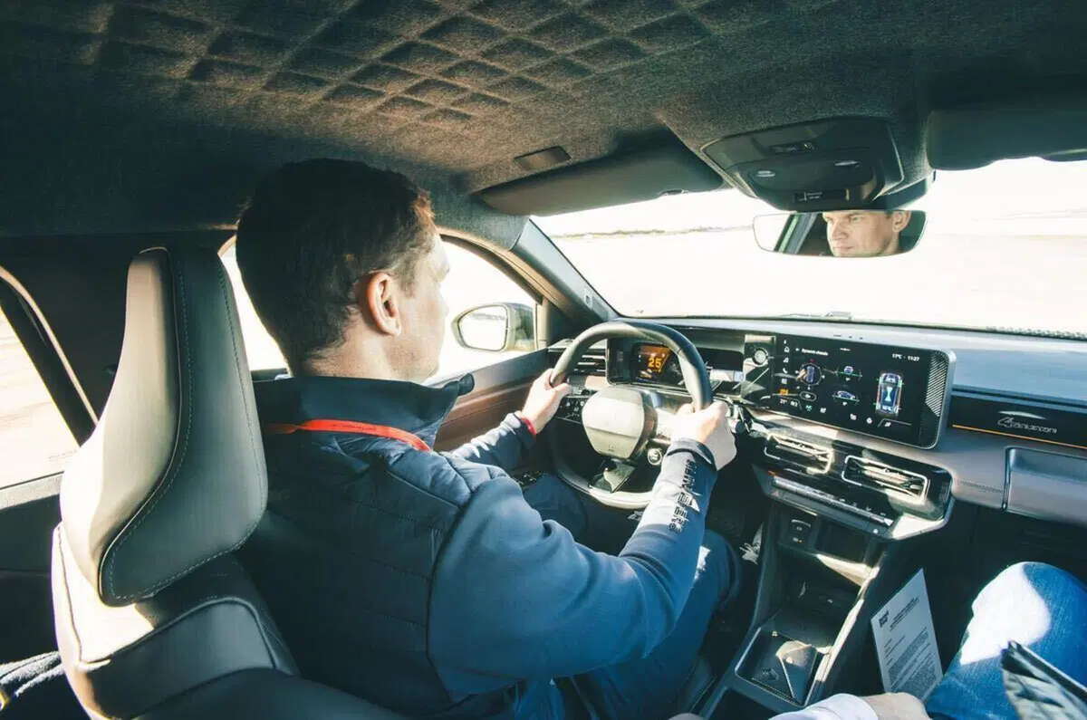 In arrivo la Renault 4 a quattro ruote motrici: il progetto è vicino al via libera (4)