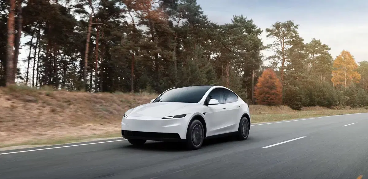 Tesla Model Y Standard: sotto i 40.000&euro; e consuma meno di tutte. Cosa ha sacrificato? (VIDEO)