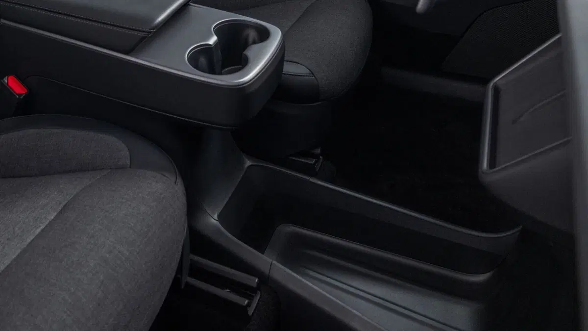 Tesla Model Y Standard: debutta la versione più accessibile del SUV elettrico più venduto al mondo (2)