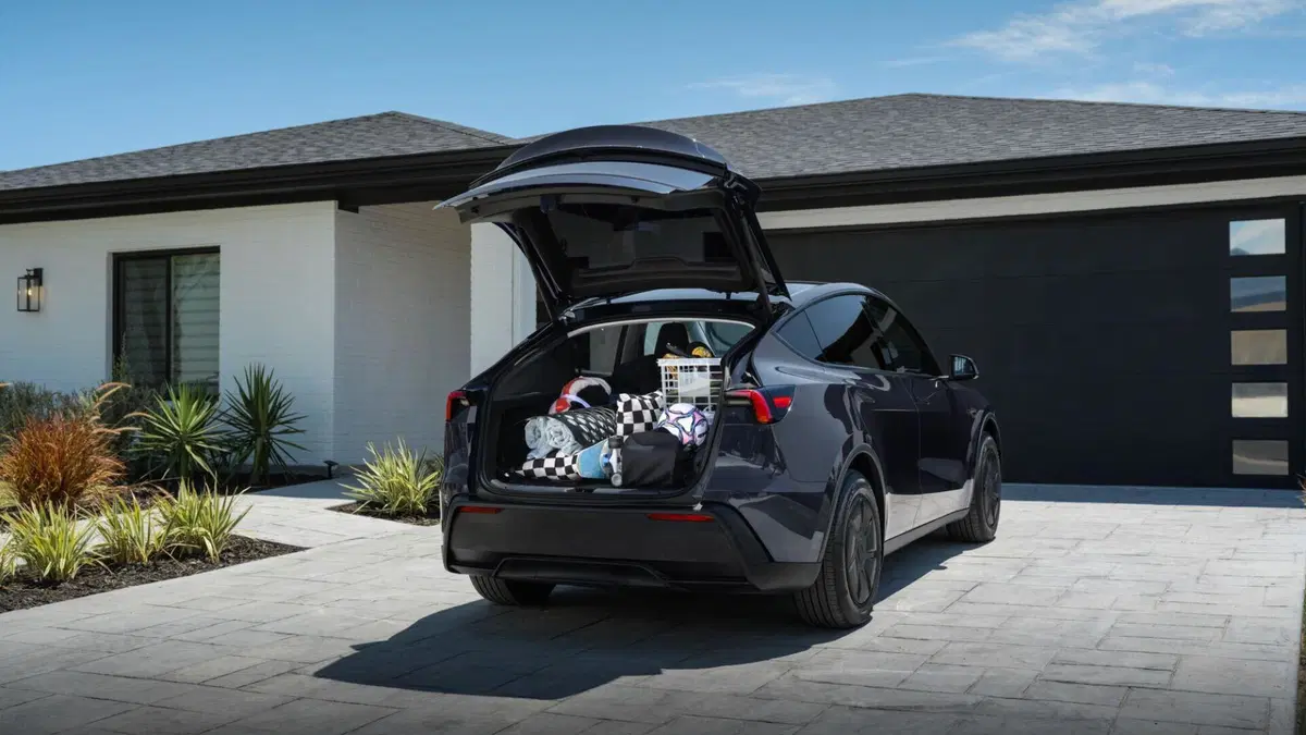 Tesla Model Y Standard: debutta la versione più accessibile del SUV elettrico più venduto al mondo (13)