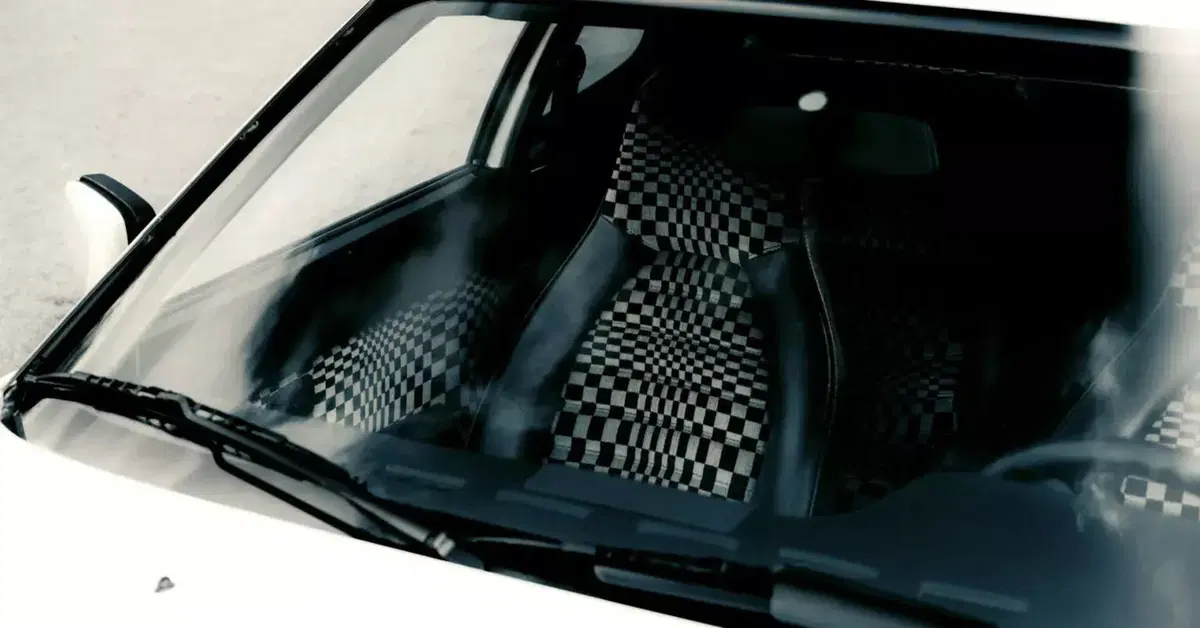 Porsche riporta in vita i suoi iconici tessuti vintage: Pasha, Pepita e Tartan