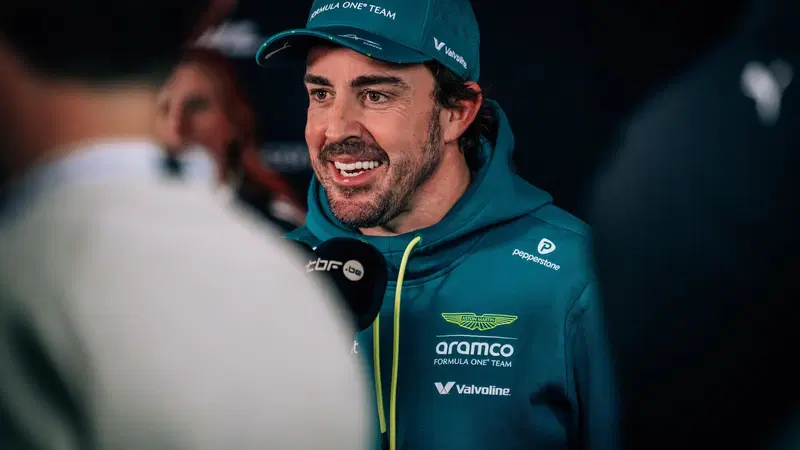 F1. GP Abu Dhabi, Alonso: "Tre piloti per il titolo come nel 2010, vincer&agrave; chi ha la macchina migliore. Aston Martin avr&agrave; successo nel 2026"
