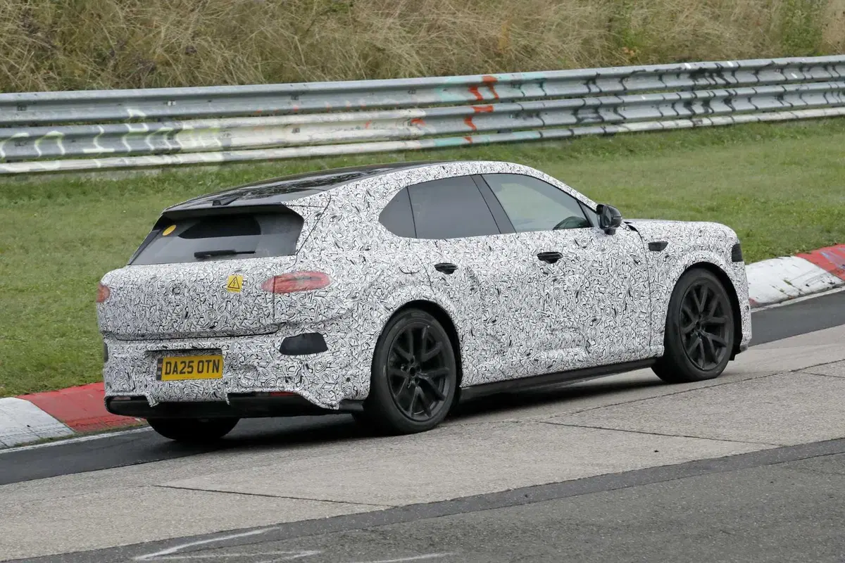 Bentley elettrica, il primo SUV a zero emissioni è già al Nürburgring: tutto quello che sappiamo (6)