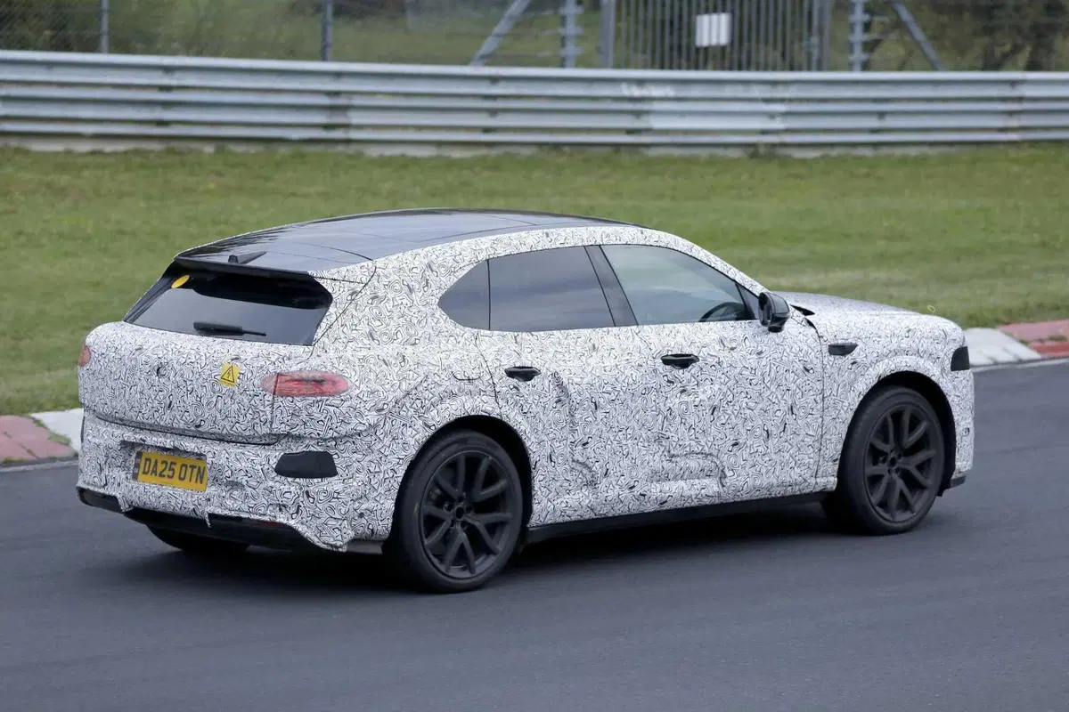 Bentley elettrica, il primo SUV a zero emissioni è già al Nürburgring: tutto quello che sappiamo (10)