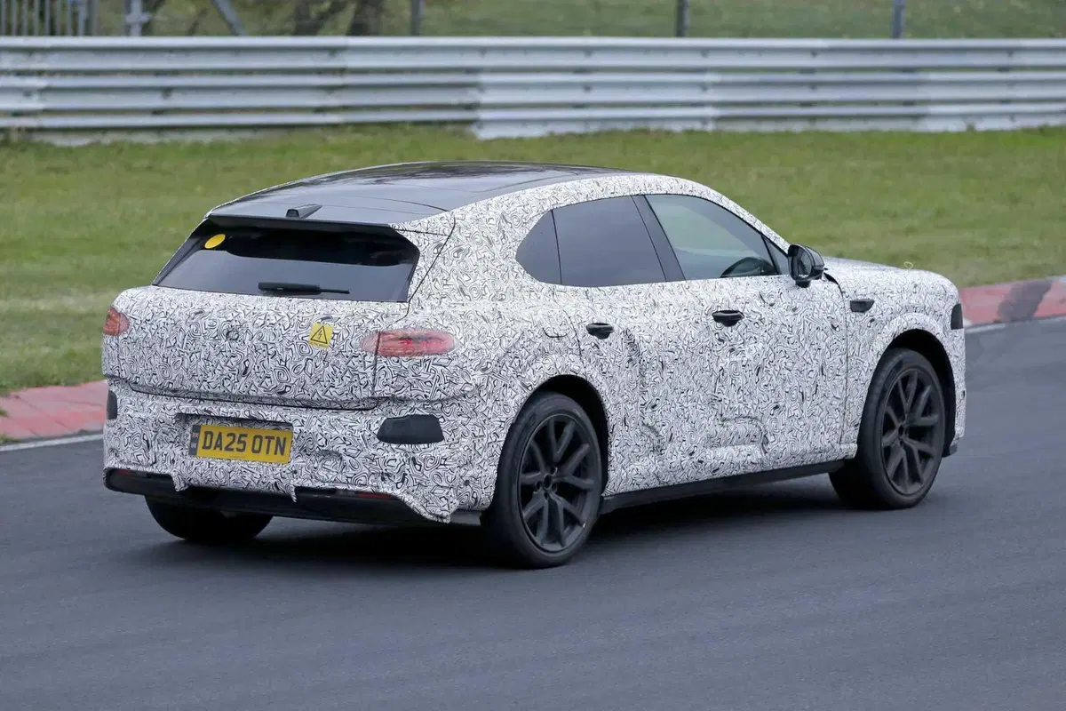 Bentley elettrica, il primo SUV a zero emissioni è già al Nürburgring: tutto quello che sappiamo (11)